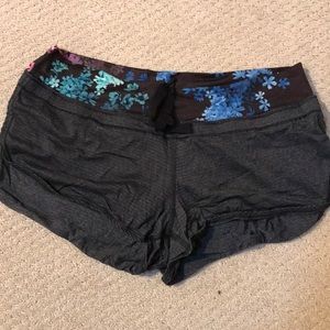 Lululemon hot yoga shorts size 6